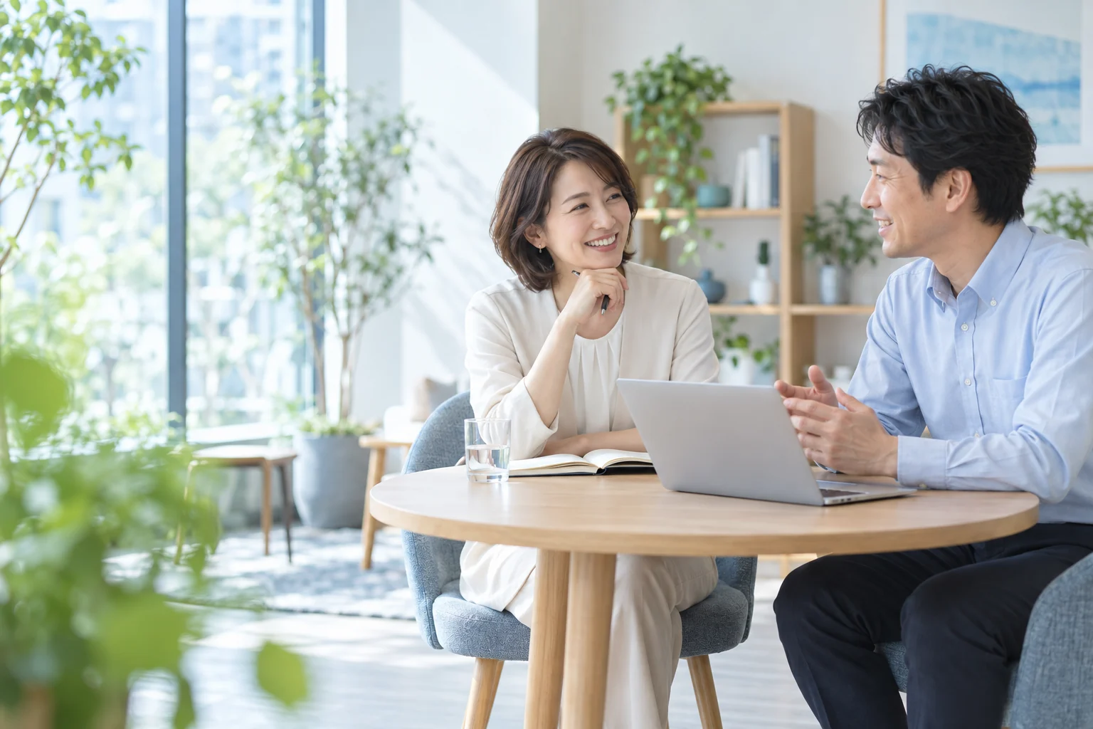 明るいオフィスで相談する人たち。AI生成のイメージ写真。